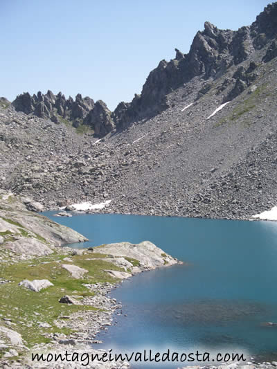 lago della pietra rossa